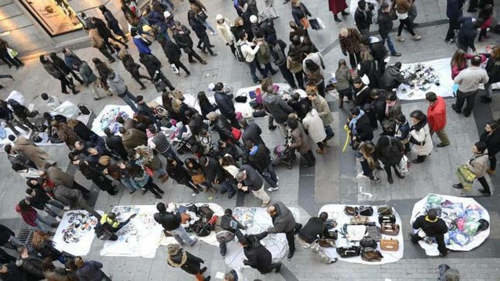 Los manteros venden productos falsificados.