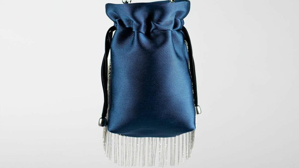 Bolso azul metálico de Moisés Nieto.