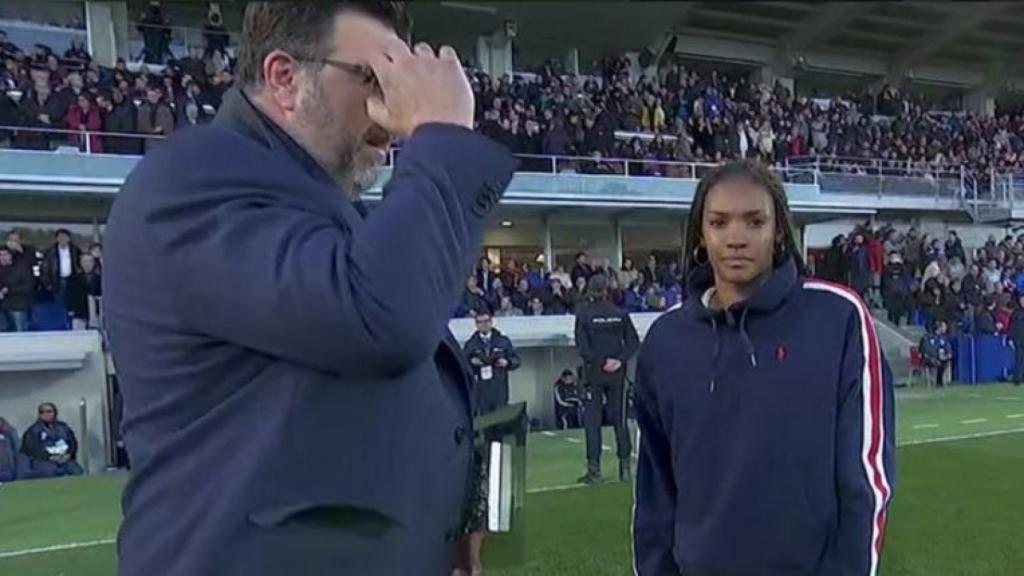 El homenaje a Salma Paralluelo antes del Huesca - Real Madrid