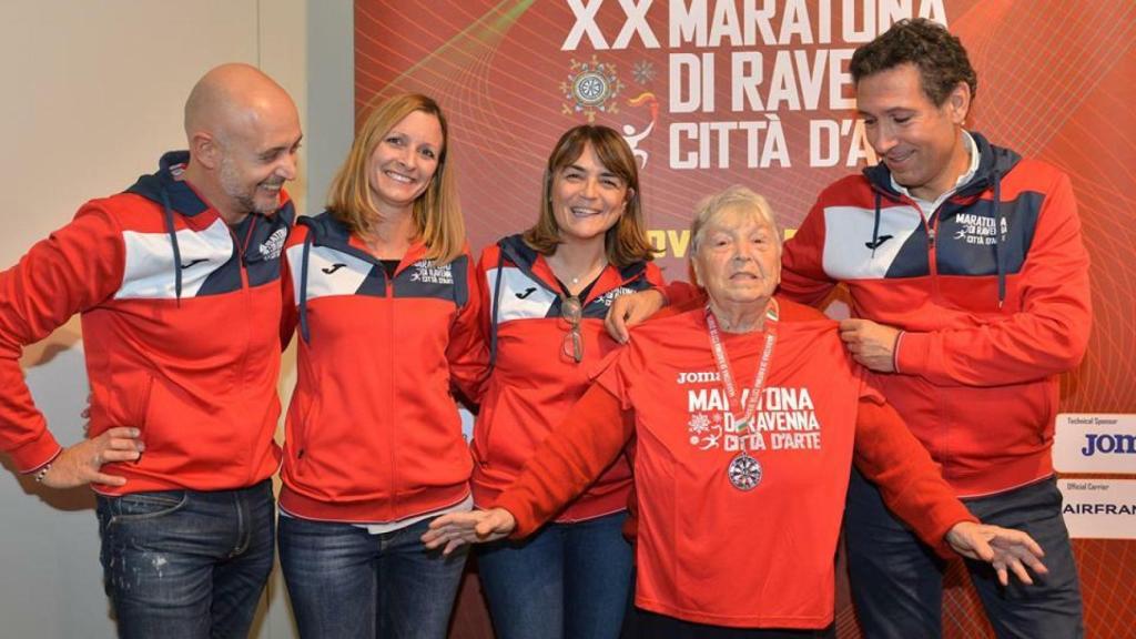 Valeria acompañada de los organizadores del evento deportivo