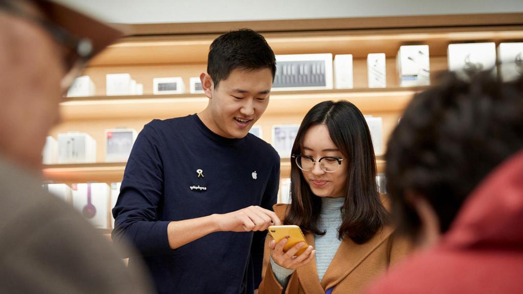 Una de las tiendas de Pekín (China) vendiendo el nuevo modelo de iPhone.