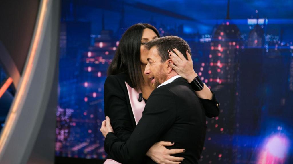 Pablo Motos junto a Laura Pausini.