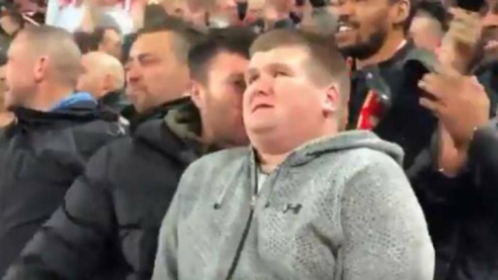 Un aficionado le narra el gol que clasificó al Liverpool a su amigo invidente