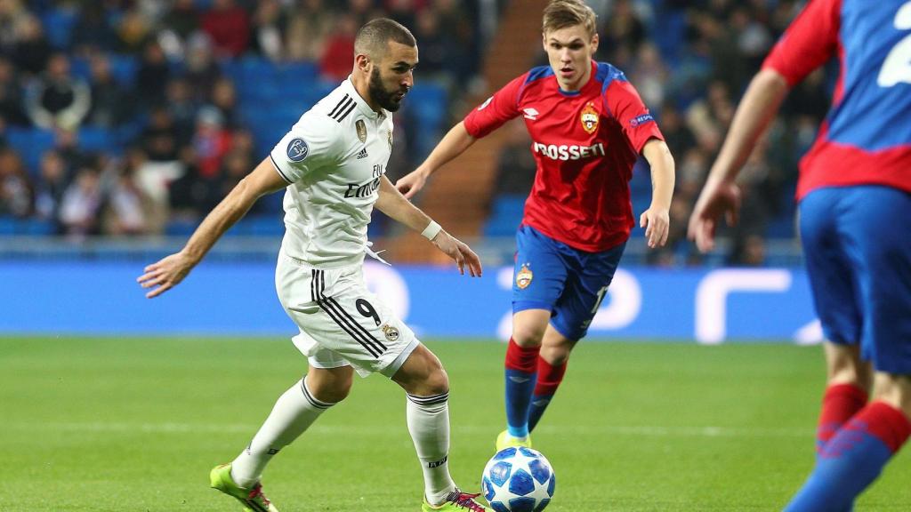 Karim Benzema pelea un balón con el defensa islandés del CSKA de Moscú Arnor Sigurdsson