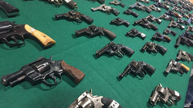 Revólveres intervenidos por la Guardia Civil en la operación.
