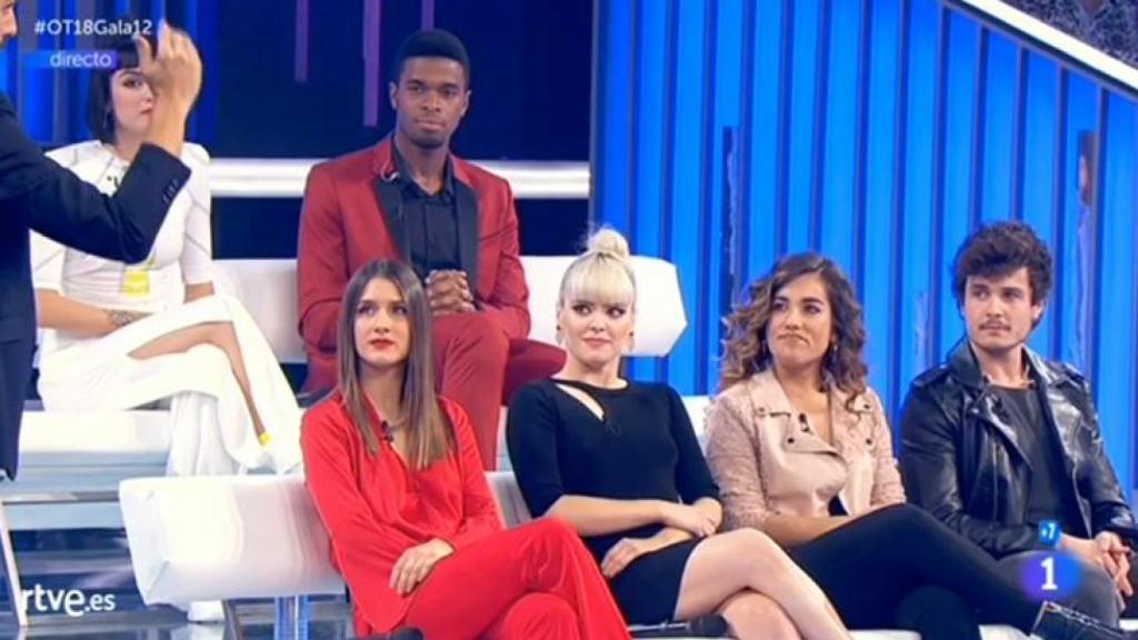 Los seis concursantes antes de la expulsión de Miki.