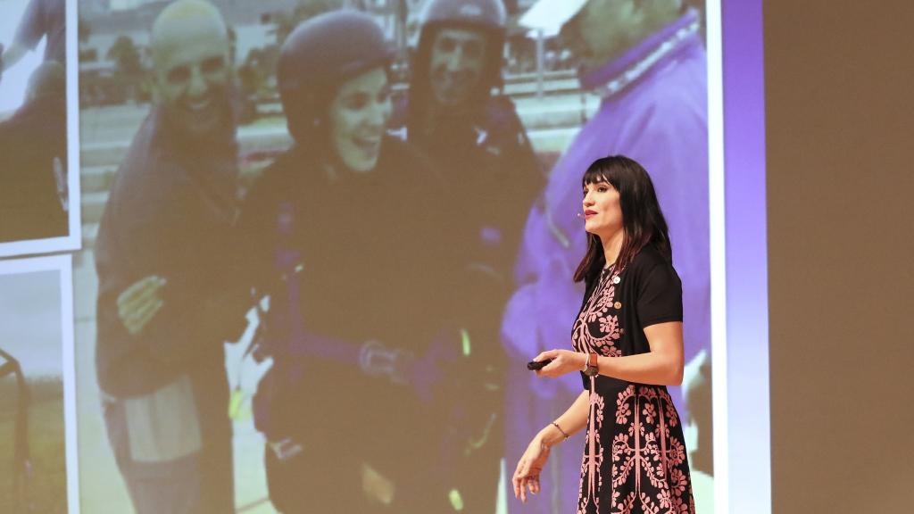 Irene Villa dando una ponencia en Alicante