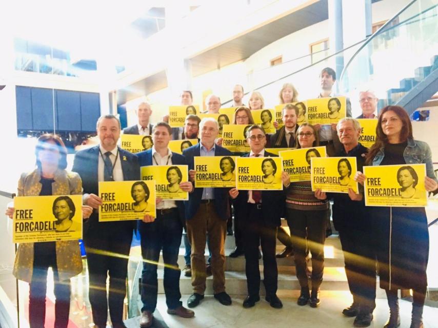 Eurodiputados sostienen carteles de apoyo a Carme Forcadell.