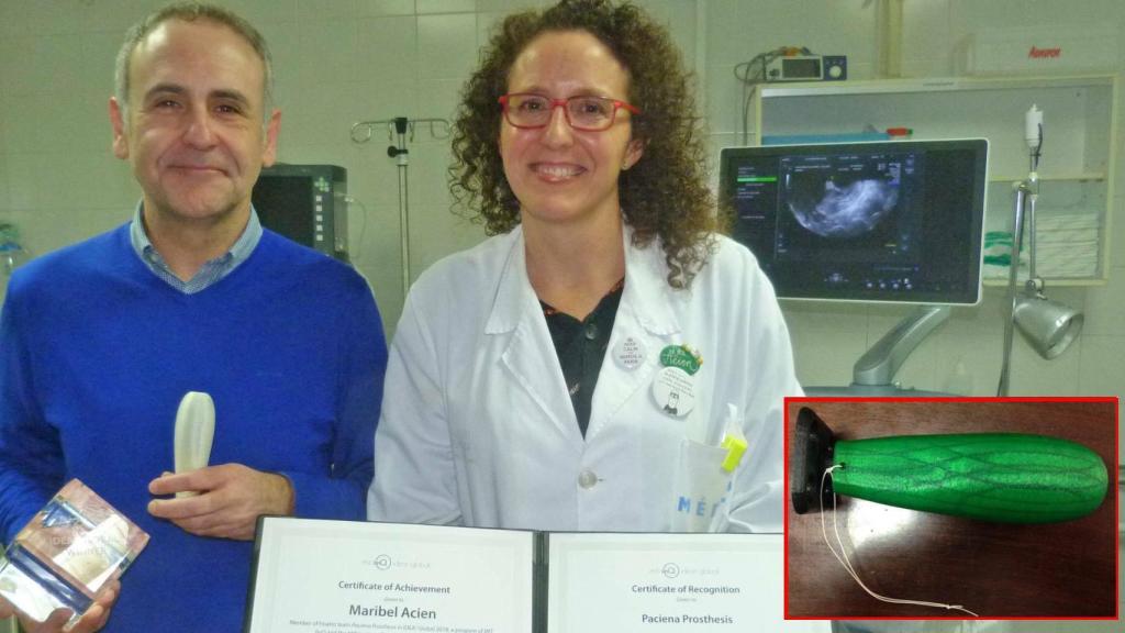Los investigadores de la UMH, Miguel Sánchez y María Isabel Acién, posan con la Paciena Prosthesis y el diploma.