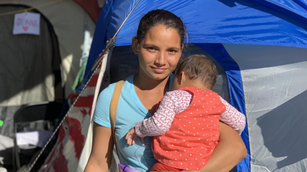 Nubia, una inmigrante hondureña, sostiene a su bebé en brazos.