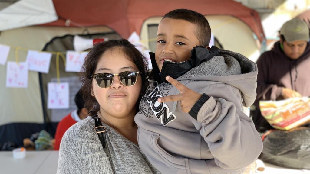 Dolores, mexicano-estadounidense bilingüe, ejerce de portavoz y traductora con los medios anglosajones.