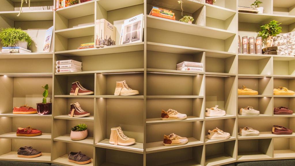 Detalle de algunas de las zapatillas de la tienda.