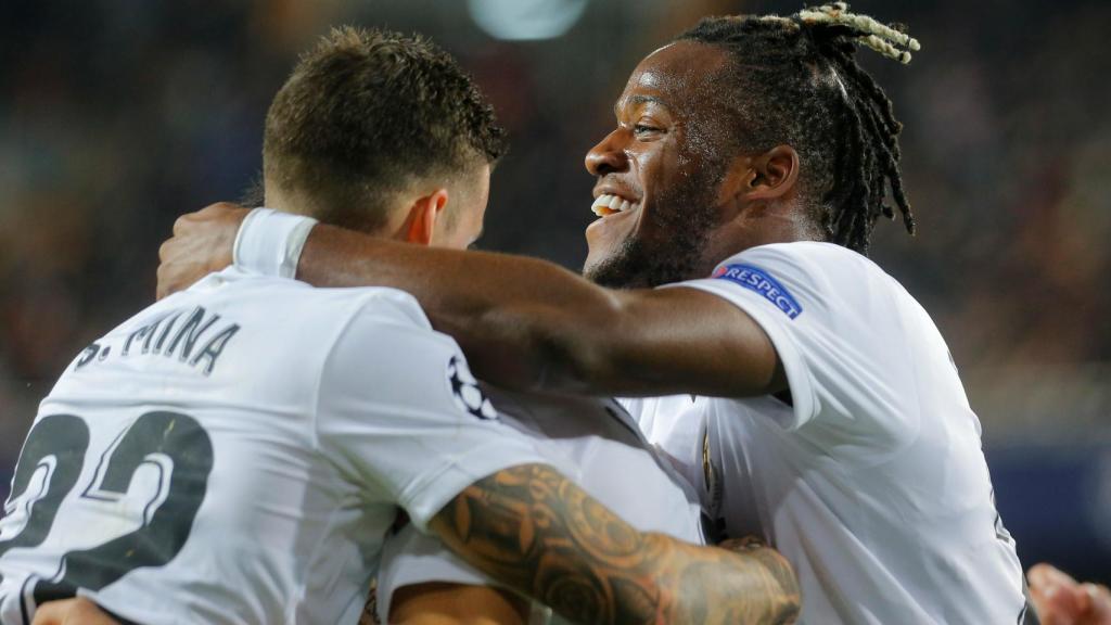 Los jugadores del Valencia celebran un gol al Manchester United en Mestalla