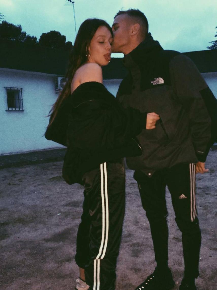 Zayra junto a su amigo especial.