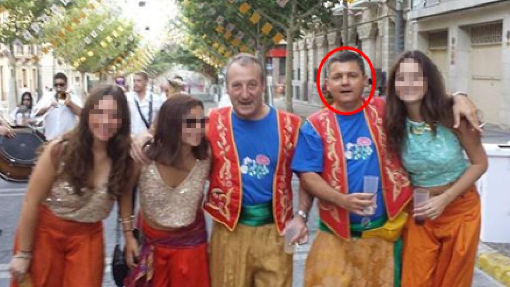 El 'Rey del turrón' durante el festejo en Jijona junto a su hija y varios amigos.