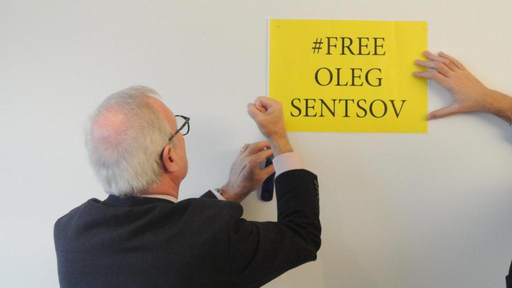 Valcárcel cuelga el cartel de #FreeOlegSentsov en su despacho, en homenaje al Premio Sajárov 2018.