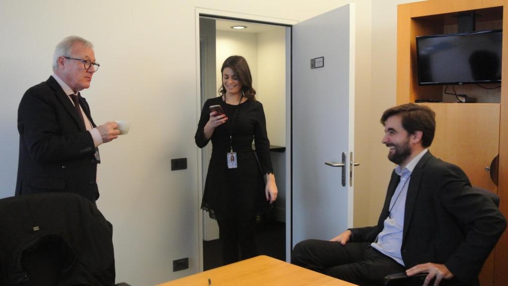 El jefe de gabinete y la de prensa de Ramón Luis Valcárcel apuran un café en el despacho del vicepresidente del Parlamento Europeo.
