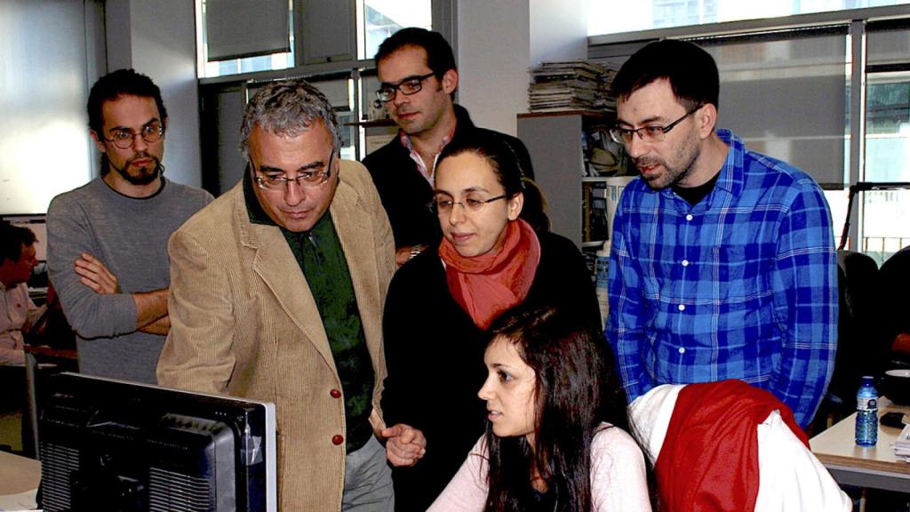 El bioinformático Roderic Guigó con su equipo en el laboratorio.