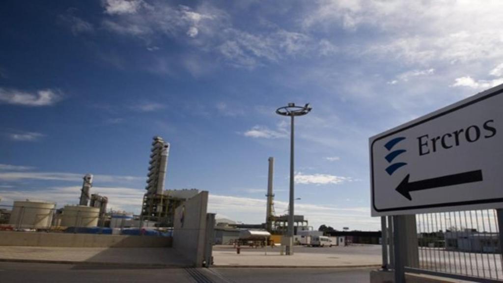 Indicador a la entrada de una fábrica de Ercros.