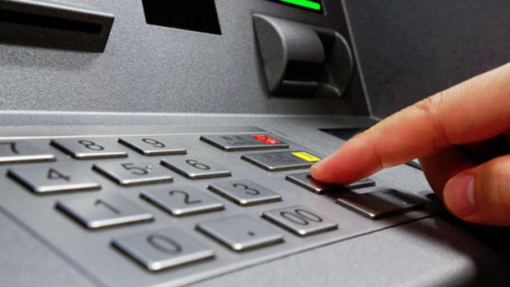 La red de cajeros casi duplica la de oficinas bancarias por primera vez en la historia