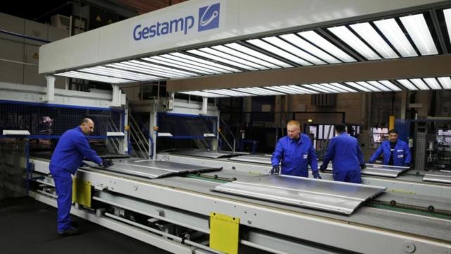 Trabajadores en una factoría de Gestamp.