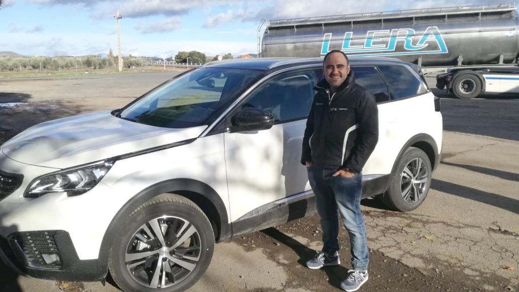 Jesús posa para EL ESPAÑOL junto a su Peugeut 5008 diésel.