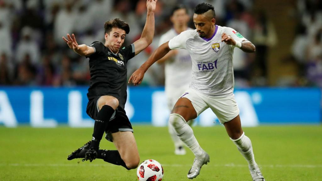 Caio regateando a un jugador del Wellington