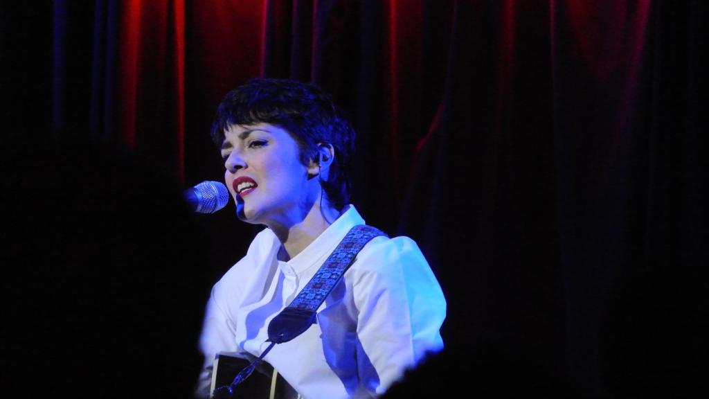Vega, durante su concierto acústico en la sala El Sol de Madrid.
