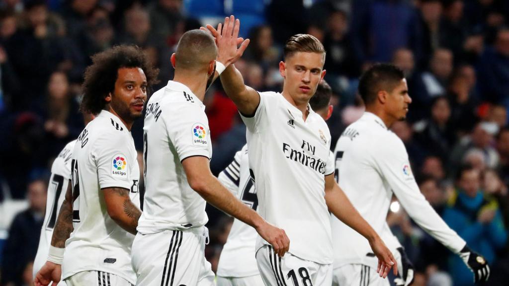 Benzema celebra con sus compañeros su gol al Rayo Vallecano