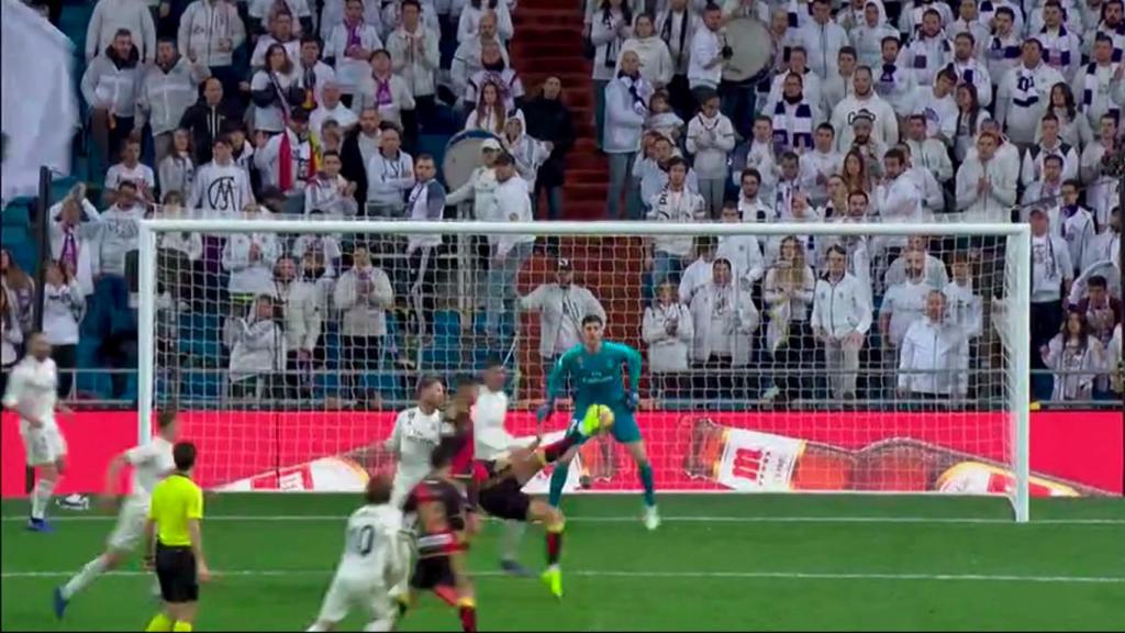 Así fue el doble paradón de Courtois que evitó el empate del Rayo en el Santiago Bernabéu