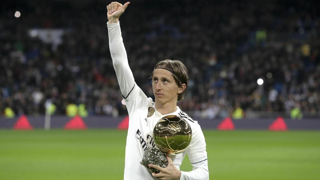 Luka Modric ofrece el Balón de Oro 2018 al Santiago Bernabéu
