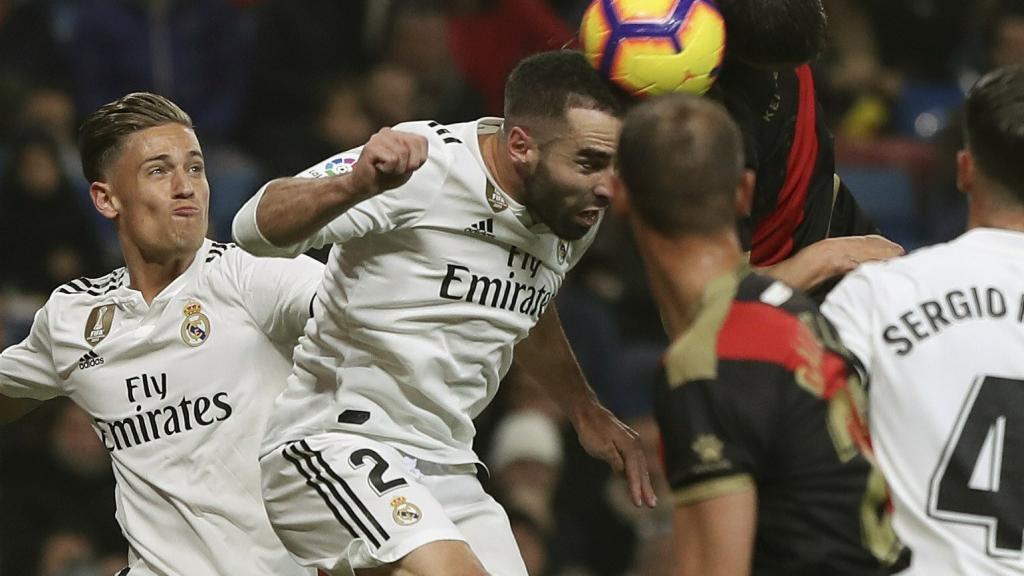 Dani Carvajal intenta un remate ante varios jugadores del Rayo Vallecano