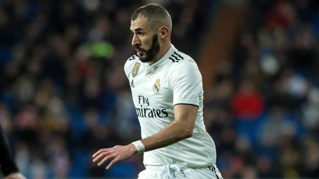 Karim Benzema pelea un balón con el defensa del Rayo Vallecano Roberto Román Tito