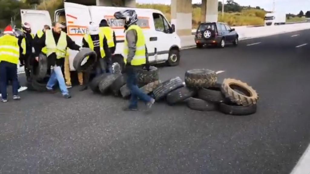 Los 'chalecos amarillos' cortan la AP-7 y causan 21 kilómetros de retenciones
