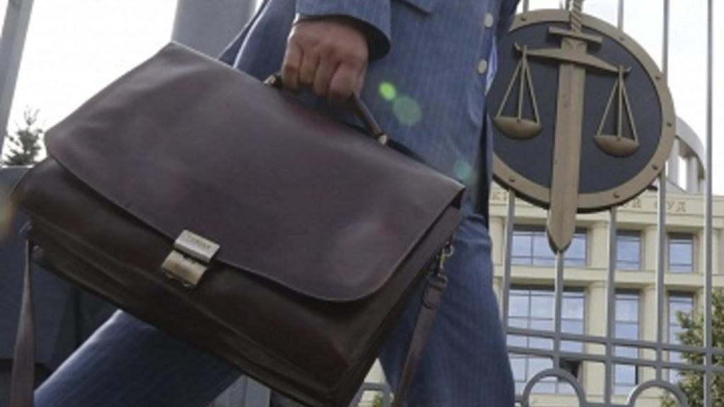 La CNMC multa con 1,45 millones de euros a nueve colegios de abogados