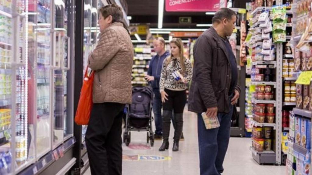 Consumidores comprando en una imagen de archivo.