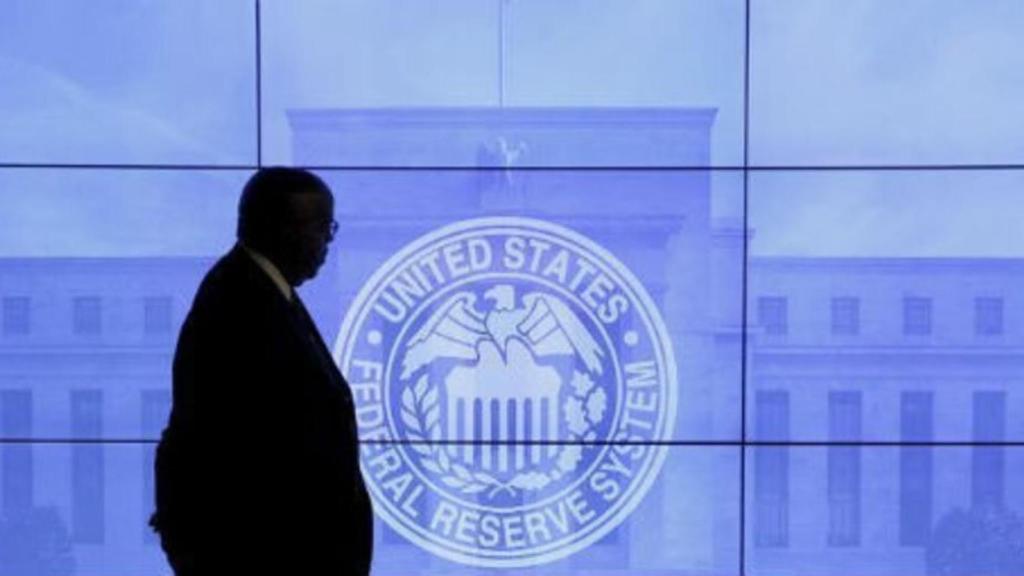 Un empleado pasea por las instalaciones de la Fed en Washington.