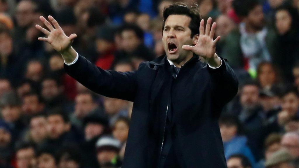 Santiago Solari da órdenes a los jugadores del Real Madrid desde el banquillo