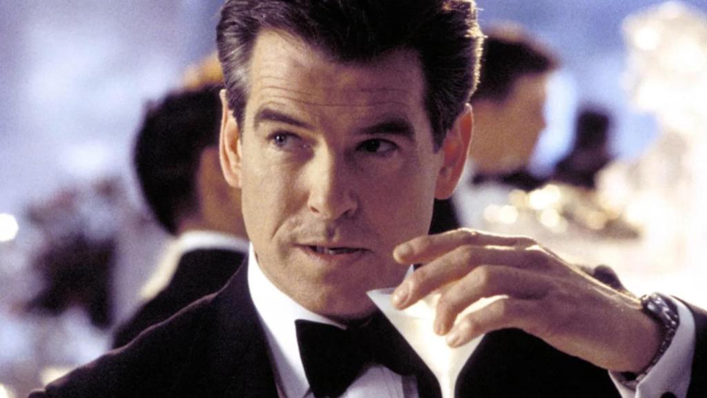 Pierce Brosnan como James Bond.
