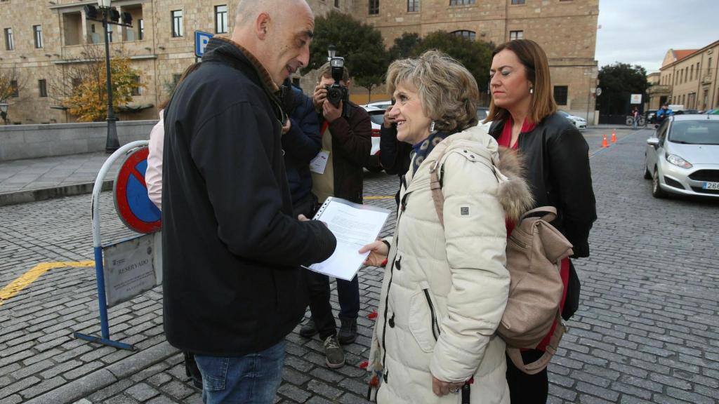 La ministra de Sanidad, María Luisa Carcedo, conversa con Javier Paz, víctima de abusos sexuales