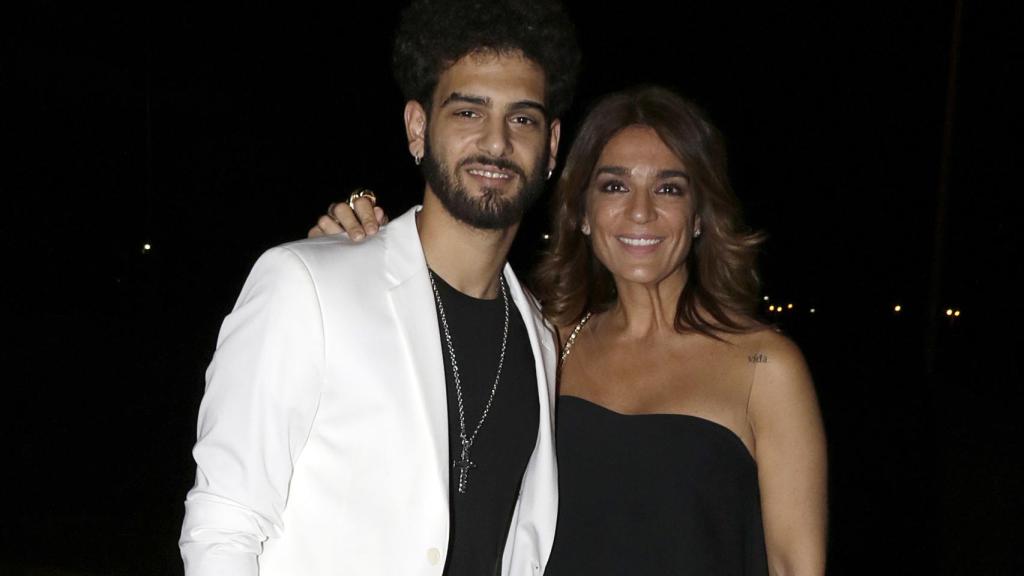 Manuel Cortés junto a su madre, Raquel Bollo.