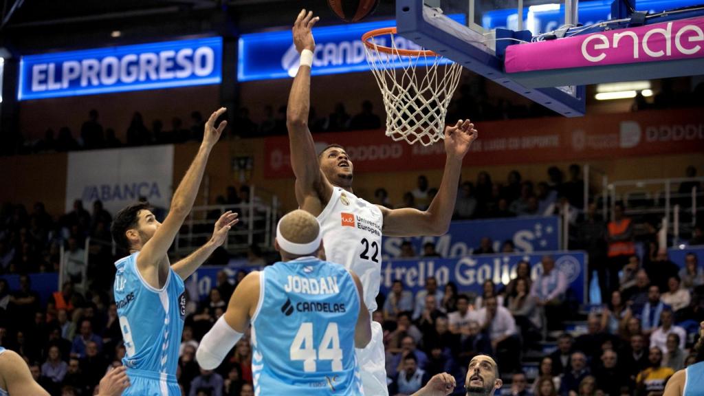 Tavares captura un rebote ante los pívots del Breogán