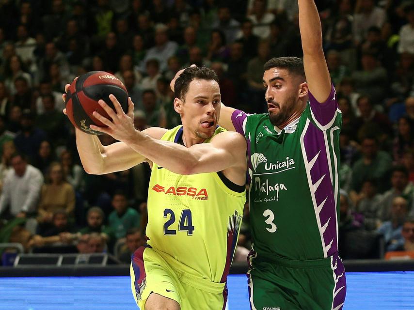 Kuric, del Barcelona, durante una jugada de ataque contra el Unicaja