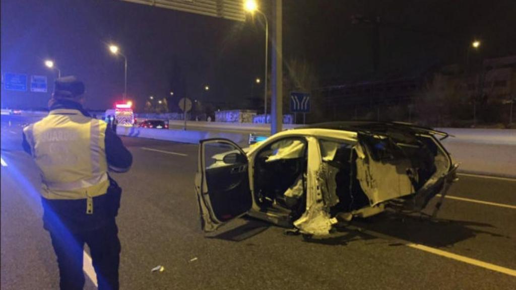 El vehículo siniestrado, partido por la mitad.