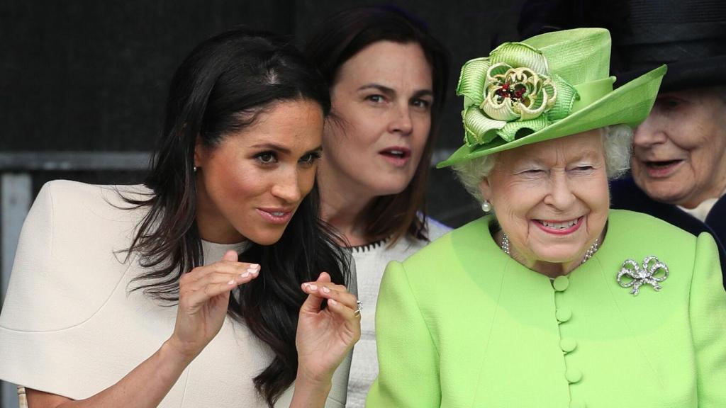 Meghan Markle, la reina de Inglaterra y Samantha Cohen, entre las dos.