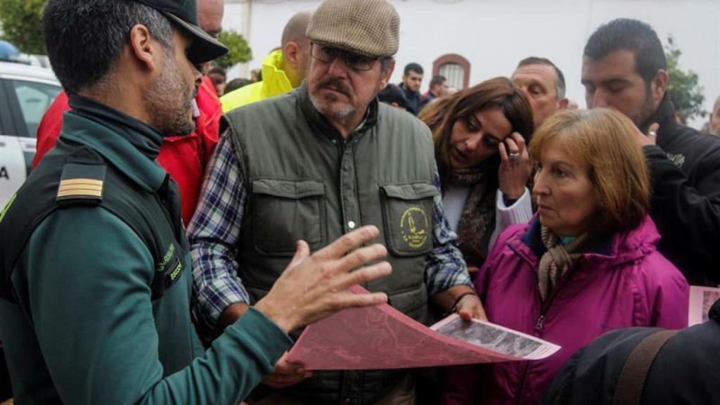 Los vecinos colaboran en la búsqueda de Laura.