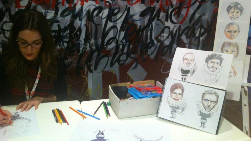 La joven Laura Luelmo pinta unos bocetos.