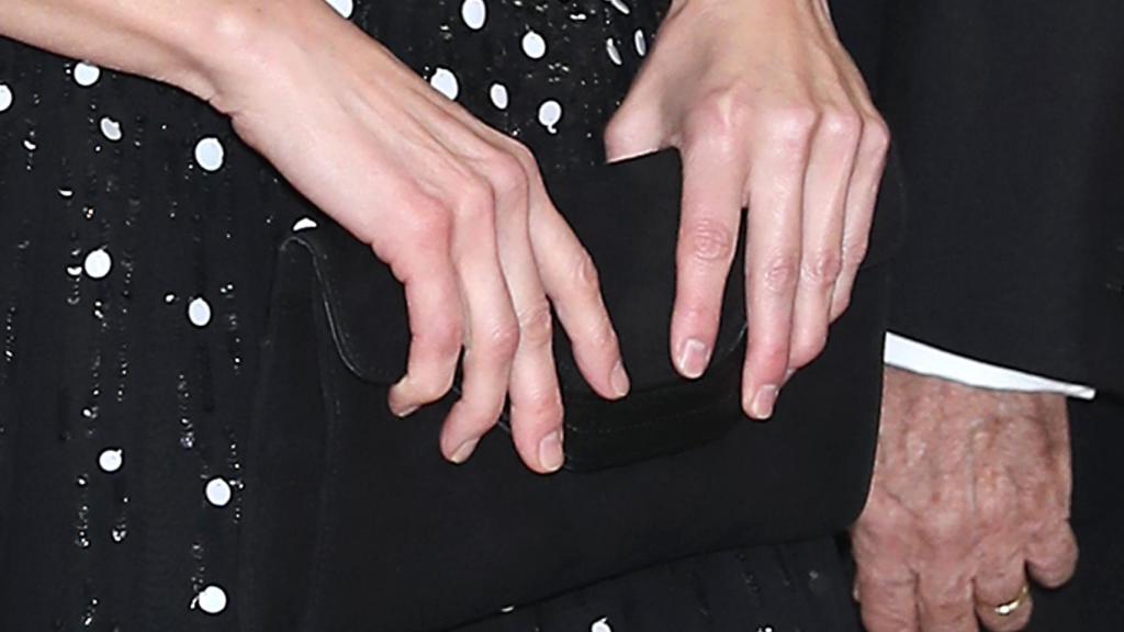 Letizia con cartera de mano de Magrit.