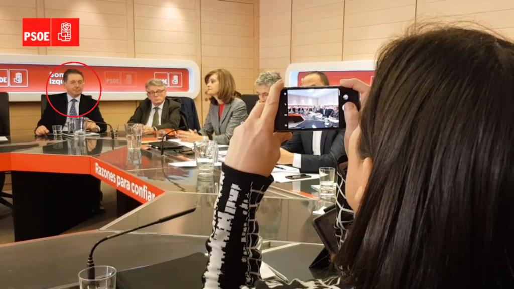 José Antonio Rodríguez, en círculo rojo, en una reunión reciente en Ferraz.