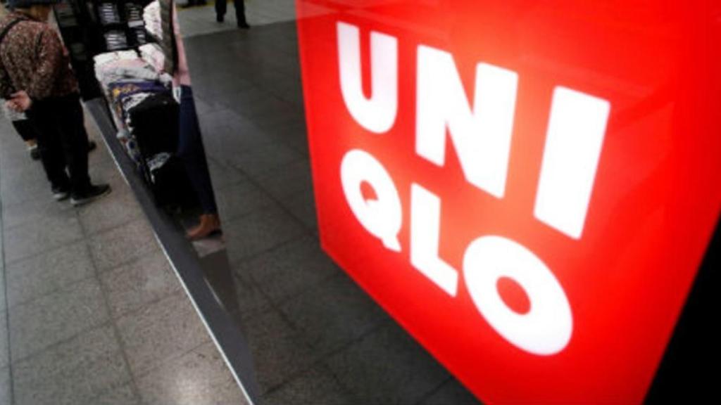 Imagen del logo de Uniqlo en una de sus tiendas.